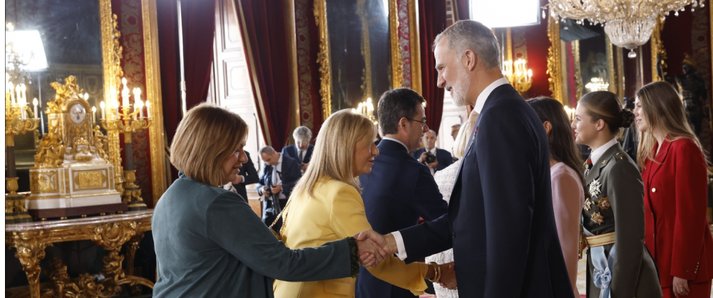 La presidenta de la AVT asiste a la recepción ofrecida en el Palacio Real con motivo del Día de la Fiesta Nacional