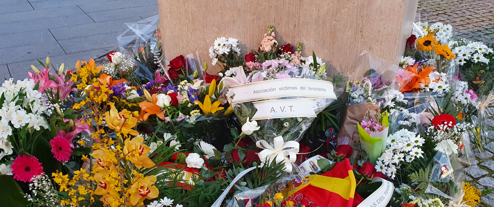 La AVT asiste en Pamplona a una ofrenda floral por las víctimas del terrorismo
