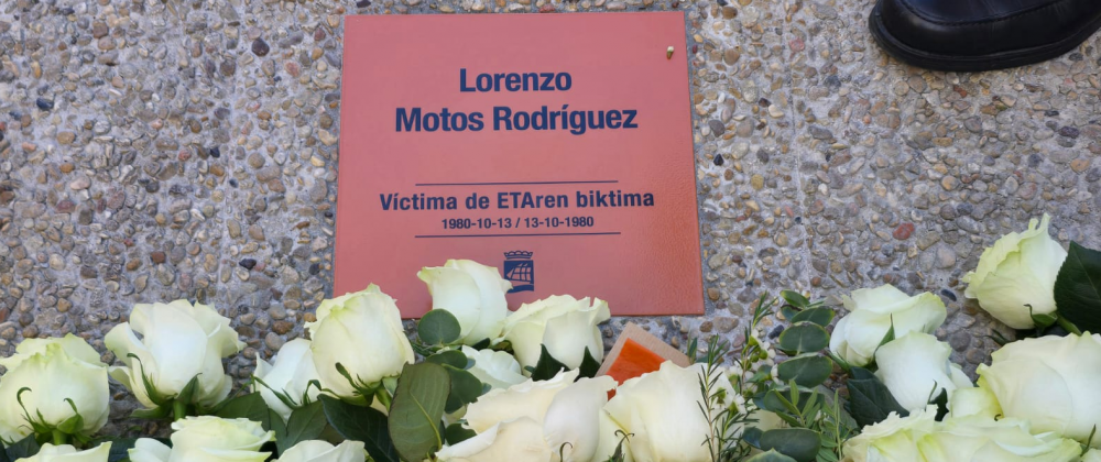 La AVT presente en la colocación de una placa en memoria de Lorenzo Motos