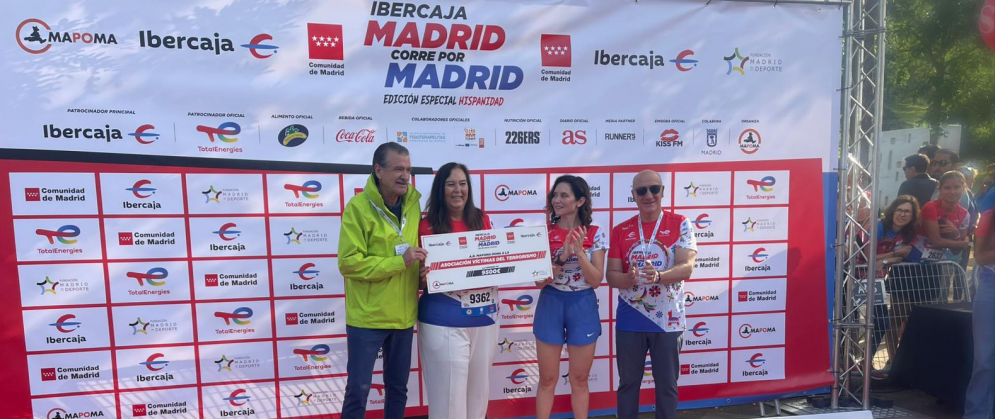 La AVT recibe el donativo de la Ibercaja Madrid correo por Madrid