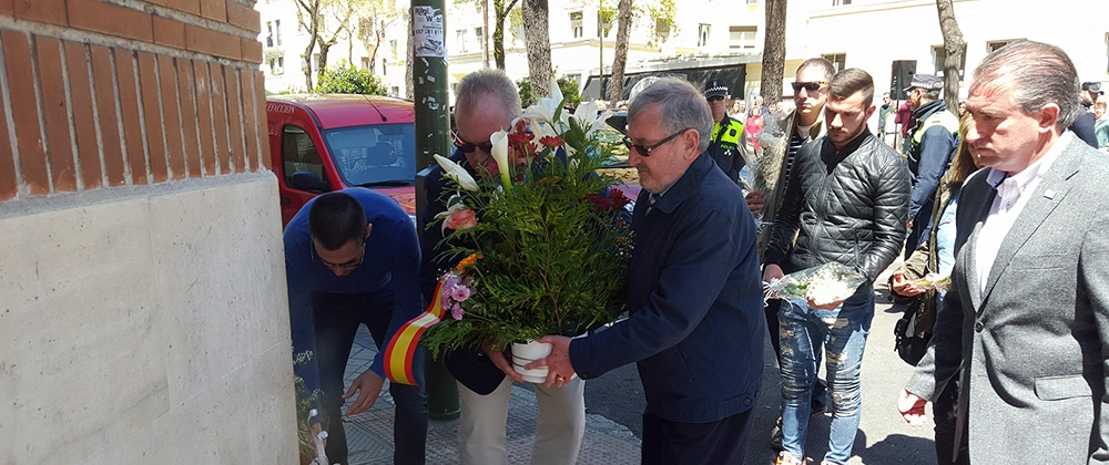 La AVT conmemora el 30 aniversario del atentado de ETA en la Calle Juan Bravo de Madrid