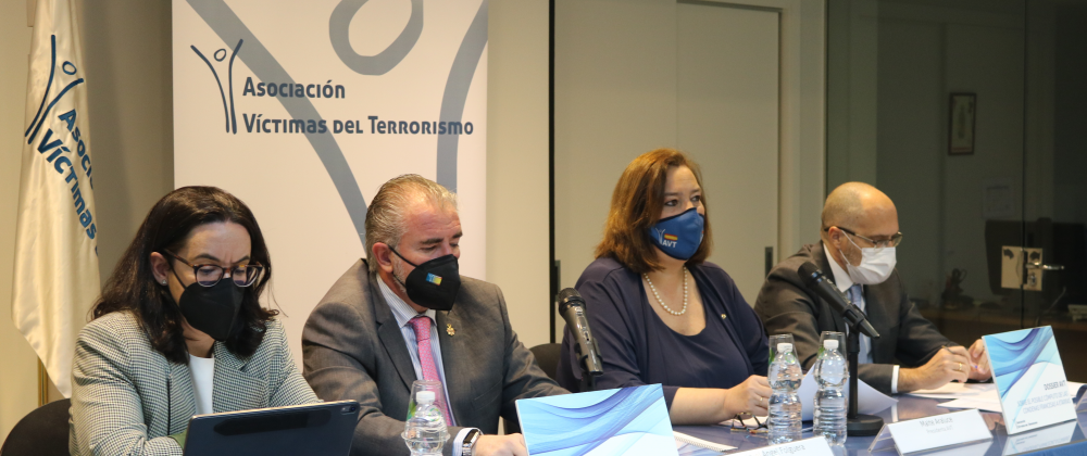 La AVT presenta su dossier sobre el posible cómputo de las condenas francesas a etarras