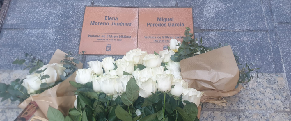 La AVT asiste a la colocación de placas en honor a las víctimas del terrorismo en San Sebastián
