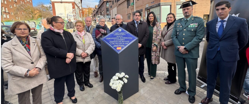 La AVT asiste a la colocación de un monolito dedicado a la memoria de los guardias civiles Jesús Fernández y Casimiro González, asesinados por los GRAPO