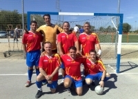 El equipo de fútbol de la AVT gana su primer título del año