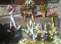 La AVT en el homenaje de Sallent de Gállego a los dos guardias civiles asesinados en el año 2000 por ETA