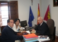 La AVT, con el alcalde de El Casar
