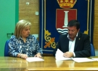 Ángeles Pedraza firma un convenio con el Ayuntamiento de Humanes de Madrid
