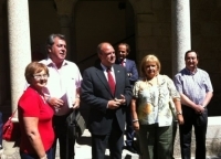 El presidente de Extremadura recibe en Mérida a asociados de la AVT