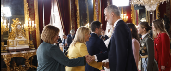 La presidenta de la AVT asiste a la recepción ofrecida en el Palacio Real con motivo del Día de la Fiesta Nacional