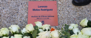 La AVT presente en la colocación de una placa en memoria de Lorenzo Motos