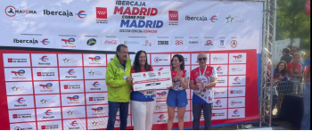 La AVT recibe el donativo de la Ibercaja Madrid correo por Madrid