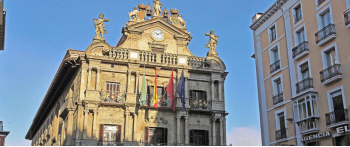 Pamplona coloca placas en recuerdo a las víctimas, una reivindicación histórica de la AVT