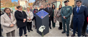 La AVT asiste a la colocación de un monolito dedicado a la memoria de los guardias civiles Jesús Fernández y Casimiro González, asesinados por los GRAPO