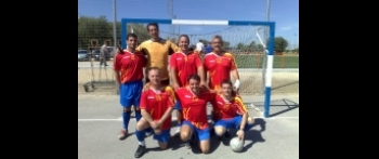 El equipo de fútbol de la AVT gana su primer título del año