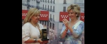 Ángeles Pedraza recibió el Premio a la Tolerancia de manos de Esperanza Aguirre
