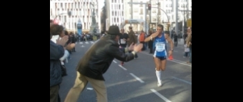 Antonio Frutos, miembro del equipo de Atletismo de la AVT, corre su primera maratón en Zaragoza
